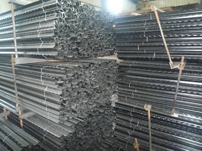 bundles of galvanized Y post with teeth