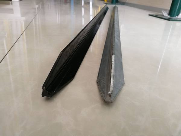 A galvanized and a black bitumen coating star pickets show the end part.