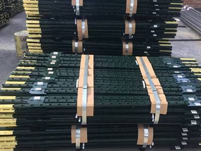 Several bundles of USA studded T post with yellow point.